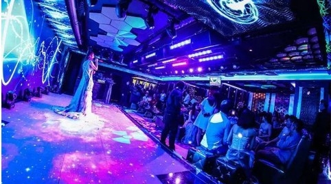 Το φως συναυλίας οδήγησε επάνω τις επιτροπές Novastar 14bits 264V πιστών χορού
